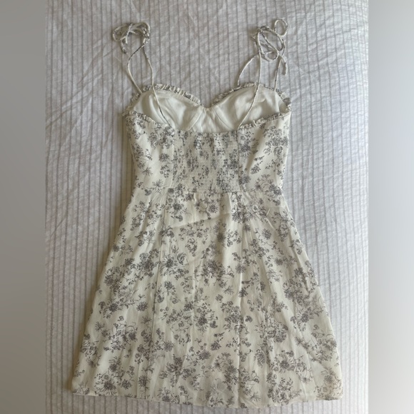 Wilfred Aritzia Fable Dress with B&W Floral Pattern - Picture 8 of 10